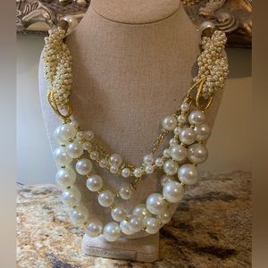 Statement necklace for classic style